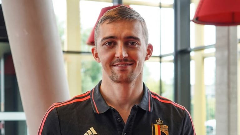 Trossard sourit au siège de la RBFA