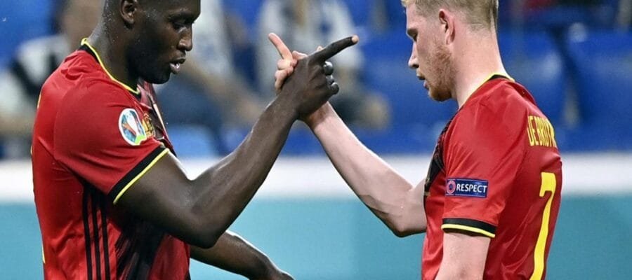 Romelu Lukaku et Kevin De Bruyne unis main dans la main